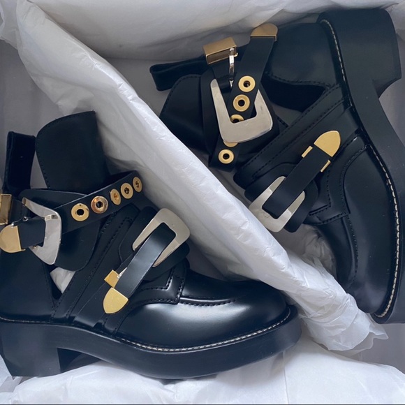 I’m selling cause they don’t fit me - Picture 2 of 4